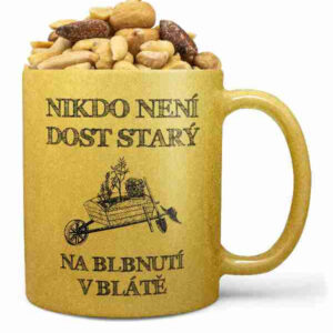 Hrnek Blbnutí v blátě – zlatý (Náplň hrníčku: Směs slaných oříšků)