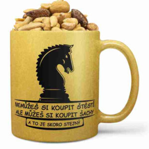 Hrnek Šachy a štěstí (zlatý) (Náplň hrníčku: Směs slaných oříšků)