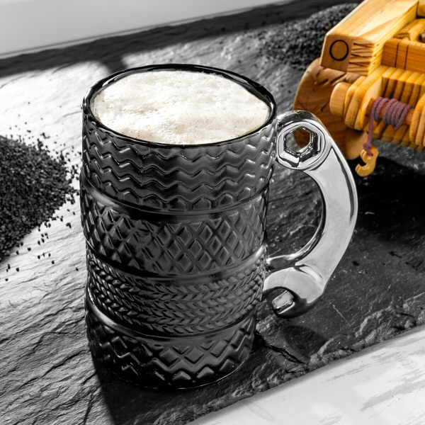 Hrnek pneumatiky s klíčem