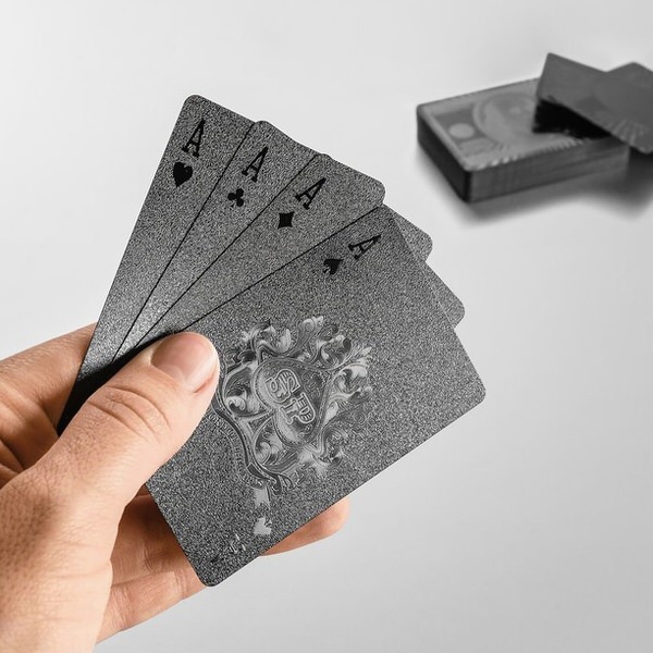 Černé hrací karty