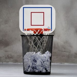 Basketbalový koš na odpadkový koš