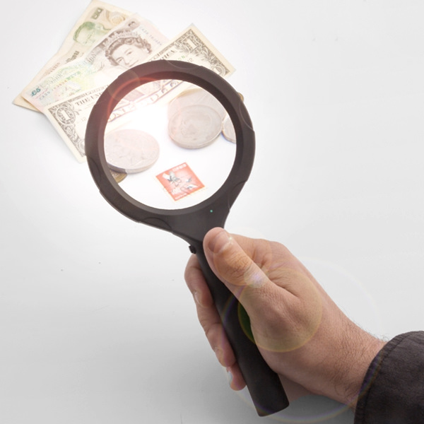 Lupa na čtení s LED světlem