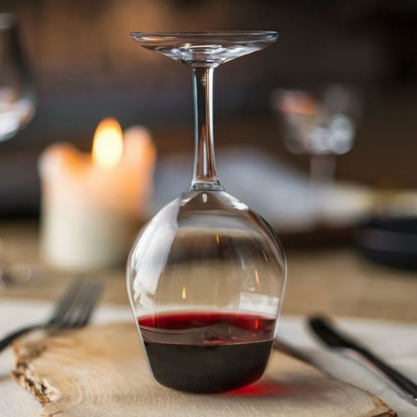 Obrácená sklenice na víno