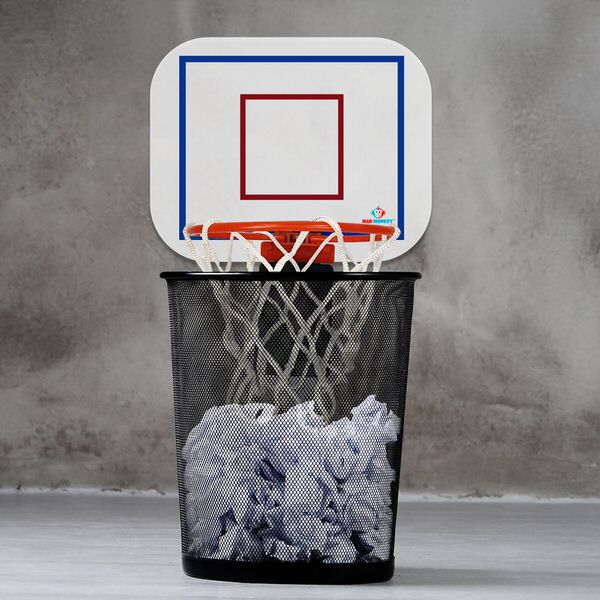Basketbalový koš na odpadkový koš