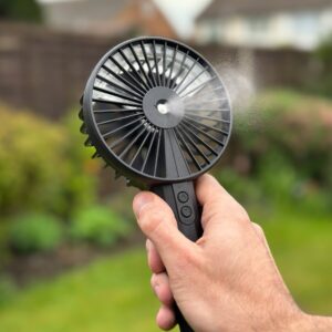 Nabíjecí ventilátor s rozprašovačem