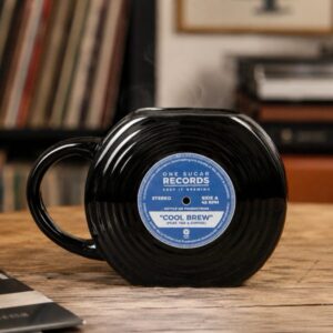 Retro hrnek ve tvaru vinylové desky