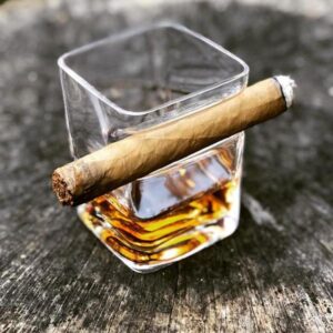 Sklenice na whisky a doutník